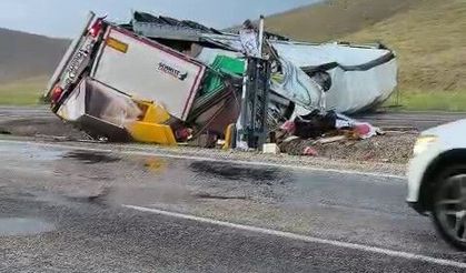 Sivas'ta tır kayganlaşan yolda devrildi: 1 ağır yaralı