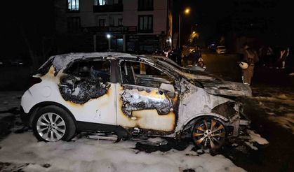 Avcılar'da 3 otomobil alevlere teslim oldu: Kundaklama şüphesi üzerinde duruluyor
