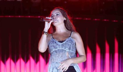 Edis ve Bengü, 6 gün süren festivalin final konserinde 40 bin kişiye unutulmaz bir gece yaşattı