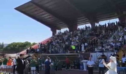 Final maçını gelinlik ve damatlıkla izlediler