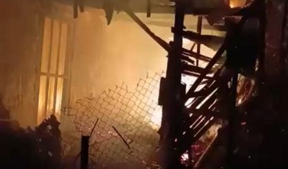 Hatay'da 2 katlı ahşap ev alevlere teslim oldu