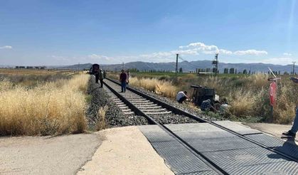 Hemzemin geçitte tren pat pata çarptı: 1 ölü, 2 yaralı