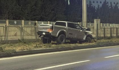 Ön tekerleği arızalandığı iddia edilen arazi aracı PTS direğine çarptı: 1 yaralı