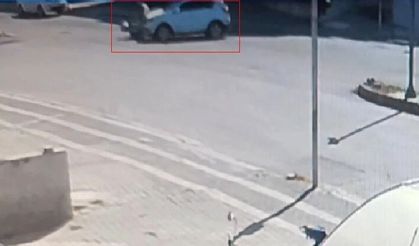 Otomobilin motosikletle çarpışma anı kamerada