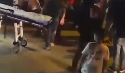 Yolun karşısına geçerken otomobil çarptı: 1'i ağır 2 yaralı