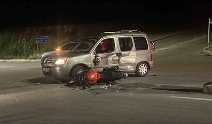 Çorum'da motosiklet ile otomobil çarpıştı: 3 yaralı