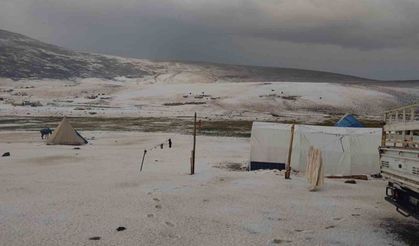 Erzincan yaylalarında dolu yağışı kar gibi araziyi beyaza bürüdü