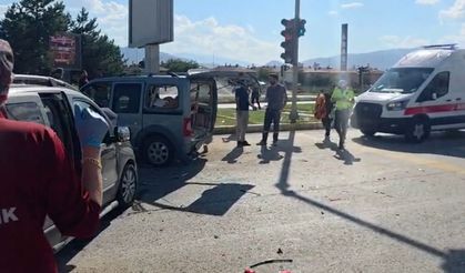 Erzincan'da iki otomobilin çarpıştığı kazada 4 kişi yaralandı