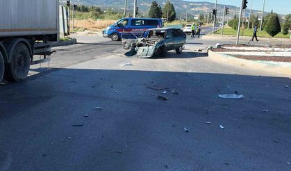 Gediz'de tır ile otomobilin karıştığı trafik kazasında 2 kişi yaralandı