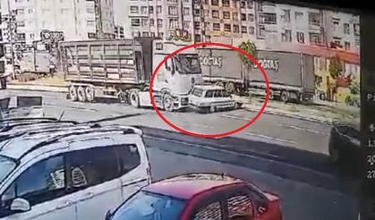 Kayseri'de tırla çarpışan otomobilin takla attığı kaza kamerada
