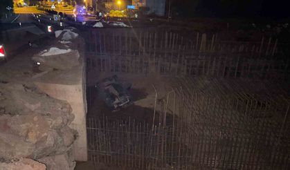 Kontrolden çıkan otomobil, 5 metre yükseklikten alt geçit inşaatının temeline uçtu: 2 yaralı