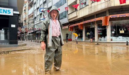 Rize'de Pazar ilçesinde sel suları çekiliyor, iş yerlerinde temizlik çalışmaları başladı