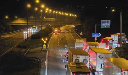 Anadolu Otoyolu Düzce kesiminde kimyasal yüklü tır devrildi: İstanbul yönü trafiğe kapandı