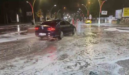 Bayburt'ta dolu yağışının ardından cadde ve sokaklarda su birikintileri oluştu