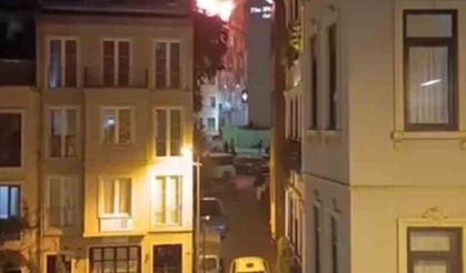 Beyoğlu'nda 6 katlı binanın çatısında korkutan yangın