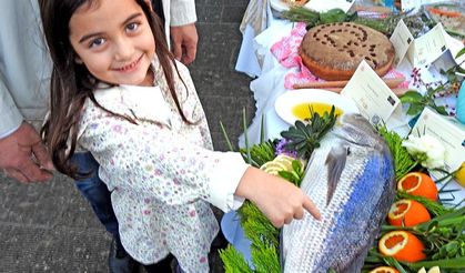 Çeşme'nin 'Nişan balığı' geleneği Kültür Sofrası'nda canlandırıldı