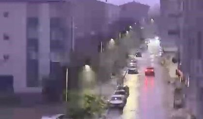 Elazığ'da şimşekler geceyi aydınlattı
