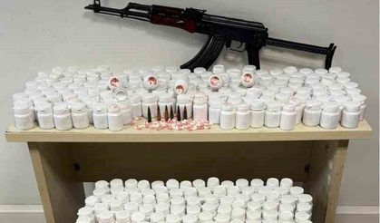 İzmir'de bir evden binlerce uyuşturucu hap ve kalaşnikof ele geçirildi