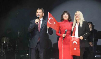 Osmangazi'de Cumhuriyet coşkusu Göksel'in şarkılarıyla taçlandı