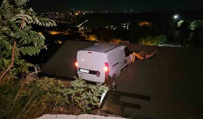 Sarıyer'de kontrolden çıkan araç evin çatısına uçtu: 1 yaralı
