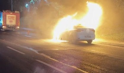 Sultangazi'de seyir halindeki otomobil alev topuna döndü