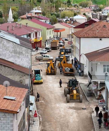 Büyükşehir'den Sarız'daki 1,3 kilometrelik ana arterde yol yapım ve sıcak asfalt çalışması