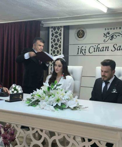 Polis çift, nikaha süsledikleri ekip otosuyla geldi