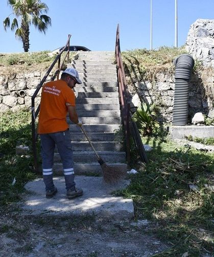 Kuşadası'nda yeşil alanlar bakıma alındı