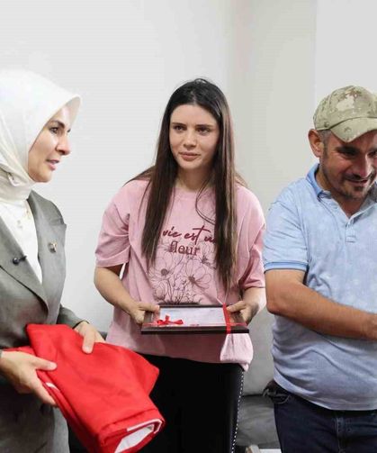 Engelli kardeşlerine ömrünü adayan Çilem'e ev tapusu teslim edildi