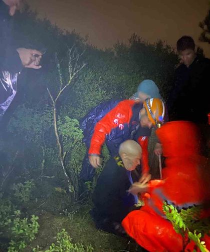 Bursa'da mahsur kalan yaşlı çift için seferber oldular: Jandarma sırtında taşıdı