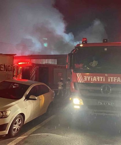 Esenyurt'ta tekstil üzerine iş yeri alev alev yandı