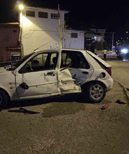 Isparta'da otomobiller kavşakta çarpıştı: 3 yaralı