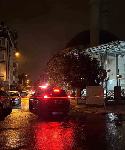 Küçükçekmece'de yağış sonrası minareden kurşun levhalar düştü, sokak trafiğe kapatıldı