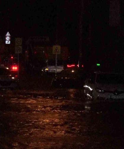 Sarıyer'de sağanak sonrası göle dönen caddede araçlar kontak kapattı