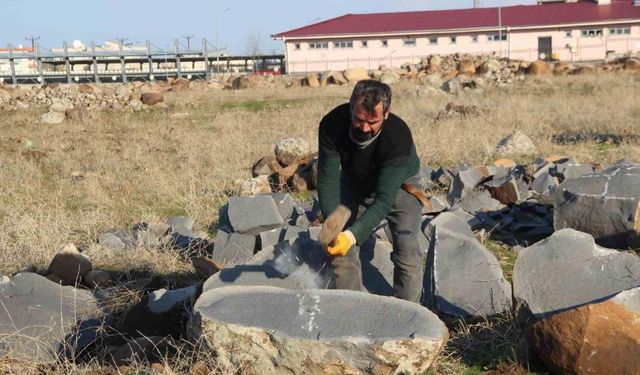 9 çocuk okutan baba, ekmeğini taştan çıkartıyor