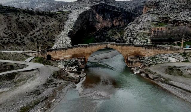 Adıyaman’daki tarihi köprü depremlere meydan okuyor