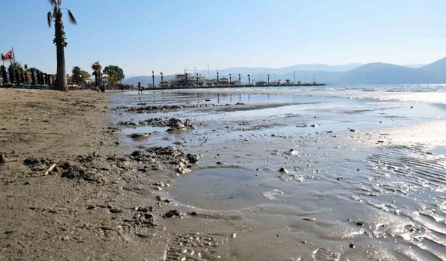 Akyaka’da deniz suyu 10 metre çekildi