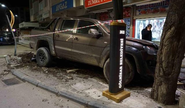 Alkollü sürücü kontrolü kaybetti, araçları biçip mermer saksıya çarptı: 5 yaralı