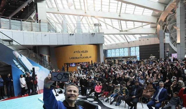 Alper Gezeravcı uzay yolculuğu sonrası ilk gençlik buluşmasını Konya Bilim Merkezi’nde yaptı