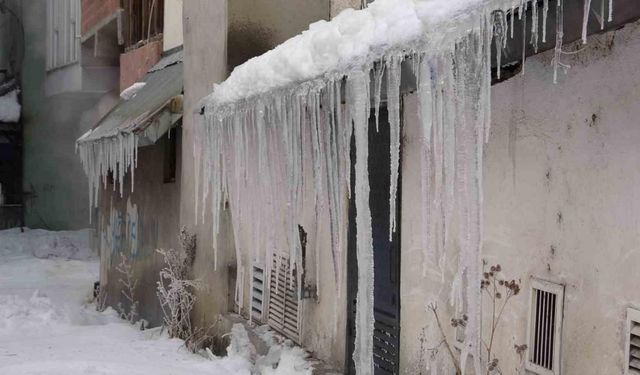 Ardahan’da soğuk hava: Araçlar çalışmadı, buz sarkıtları oluştu