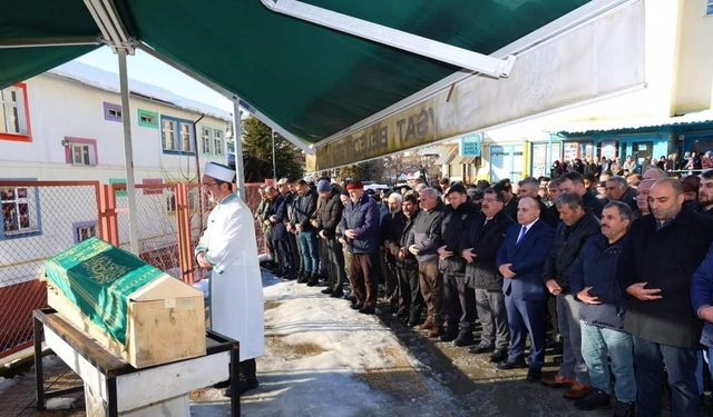 Artvin’de çığ altında kalarak hayatını kaybeden operatör son yolculuğuna uğurlandı