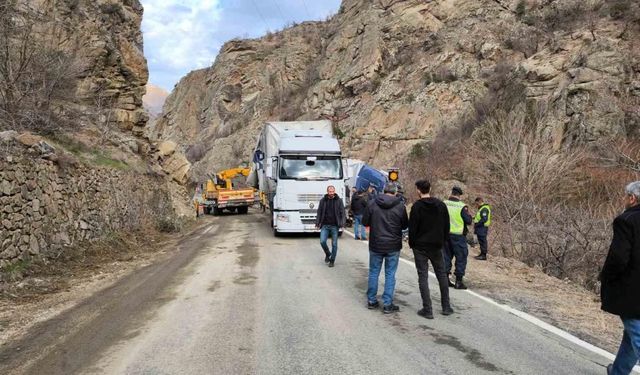 Artvin’de heyelan nedeniyle kapanan kara yolu temizlendi