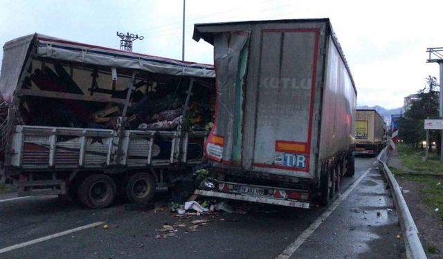 Artvin’de sebze yüklü kamyonet park halindeki TIR’a çarptı: 2 yaralı