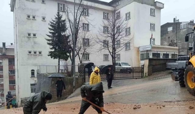 Artvin’de şiddetli yağışlar Borçka ve Murgul ilçelerinde su taşkınlarına ve heyelanlara neden oldu