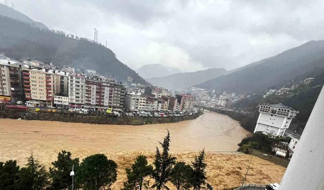 Artvin’in Borçka ilçesinde heyelan nedeniyle 2 bina tahliye edildi