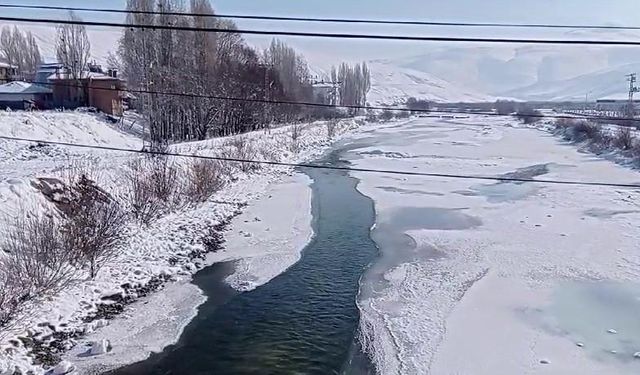 Aşırı soğuklar Aras Nehri’ni dondurdu