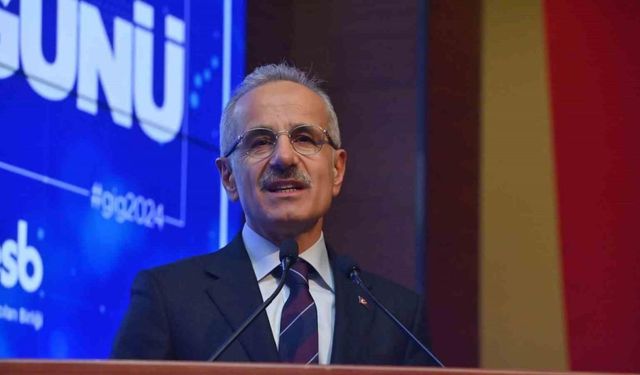 Bakan Uraloğlu: “Günlük internet kullanım süresi, dünyada 6 saat 40 dakika iken ülkemizde bu rakam 6 saat 50 dakika”