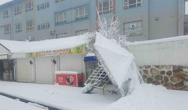 Başkale’de eğitime ara verildi, 132 yerleşim yerinin yolu ulaşıma kapandı