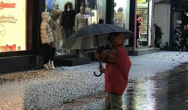 Batman’da dolu yağışı yolları beyaza bürüdü