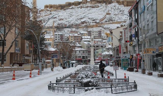 Bayburt’ta kar yüzünü yeniden gösterdi